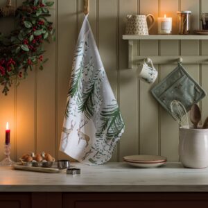 Textilien mit winterlichen Motiven können auch noch nach Weihnachten in der Küche bleiben, von Sophie Allport.