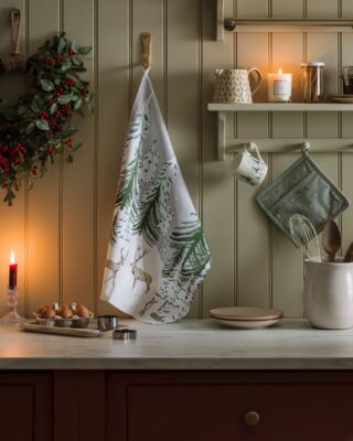 Textilien mit winterlichen Motiven können auch noch nach Weihnachten in der Küche bleiben, von Sophie Allport.