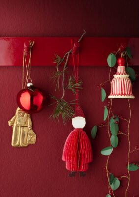 Eine rote Wand passt super in den Advent. Entscheiden Sie sich nur dafür, wenn Sie den Anblick auch das restliche Jahr über mögen, sonst ist der Aufwand zu groß. Toller Tipp:Weihnachtliche Ornamente an eine Handtuchstange hängen, das hat eine große Wirkung, von Bungalow.