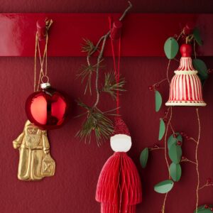 Eine rote Wand passt super in den Advent. Entscheiden Sie sich nur dafür, wenn Sie den Anblick auch das restliche Jahr über mögen, sonst ist der Aufwand zu groß. Toller Tipp:Weihnachtliche Ornamente an eine Handtuchstange hängen, das hat eine große Wirkung, von Bungalow.